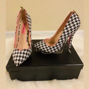 Vintage Betsey Johnson Houndstooth Pump!